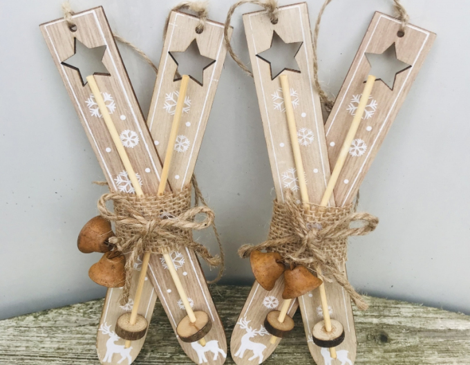 Dřevěné ozdobné lyže hnědé 21cm 2ks