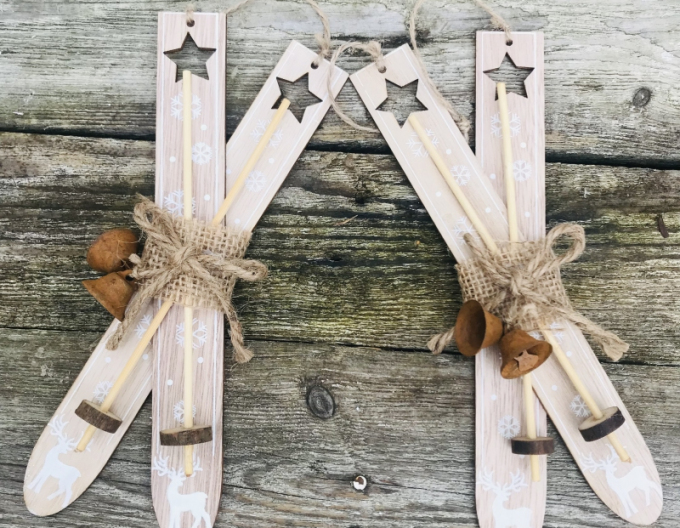 Dřevěné ozdobné lyže hnědé 21cm 2ks