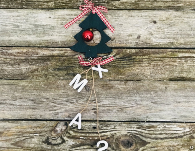 Dekorativní dřevěný stromek na zavěšení 50 cm