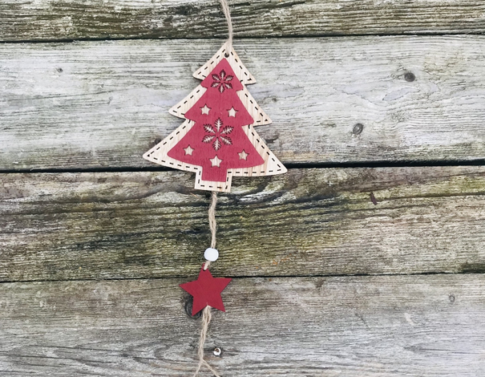 Dřevěný stromek na zavěšení 27 cm