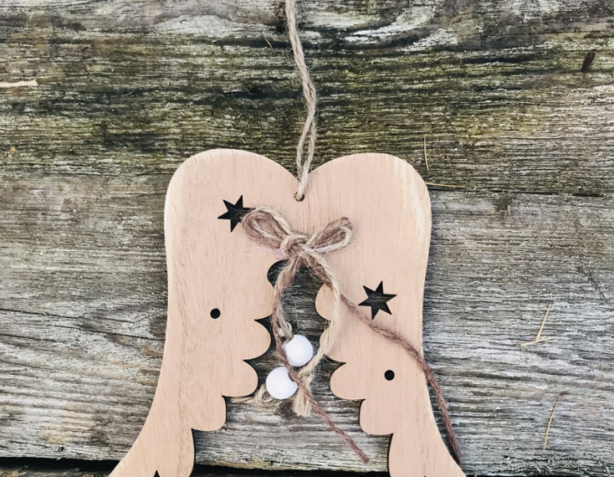 Dřevěná ozdobná křídla k zavěšení hnědé barvy