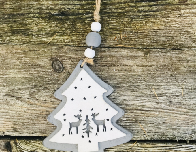 Vánoční stromek k zavěšení šedý s bílým