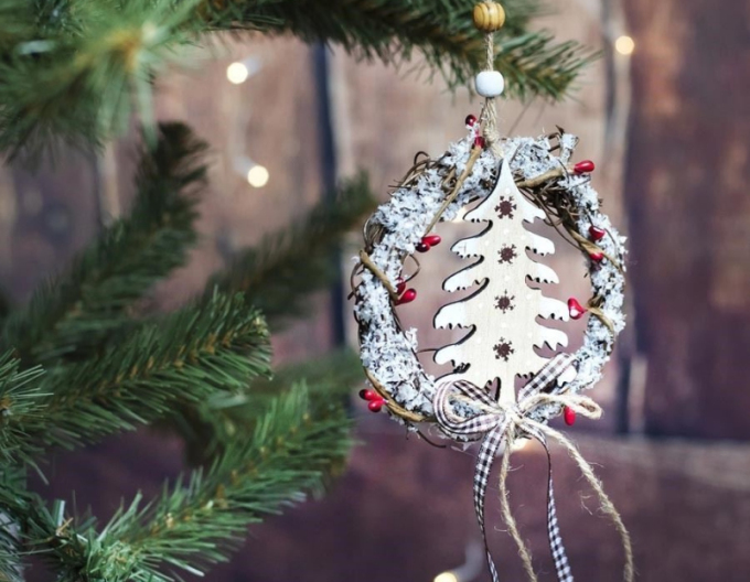 Dekorativní věnec k zavěšení