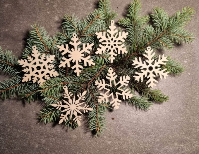 Sada se sněhovými vločkami - krabice s vánočními ozdobami