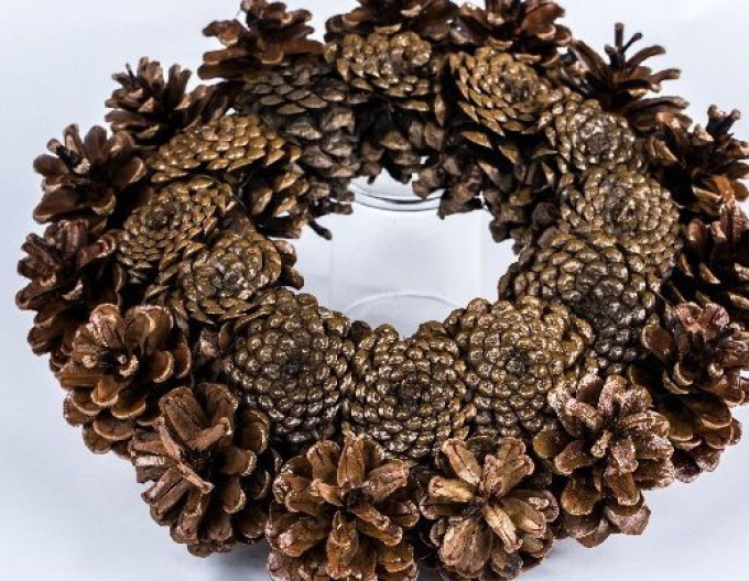 Věnec ze šišek 25 cm