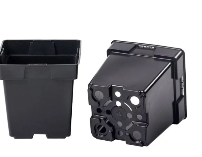 Čtvercová plastová nádoba 2l, 14 x 14 cm