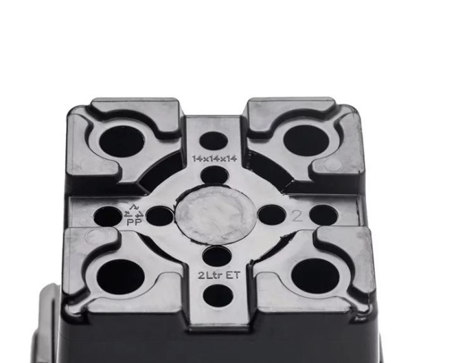 Čtvercová plastová nádoba 2l, 14 x 14 cm