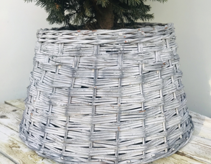 Proutěný koš bílo-šedý